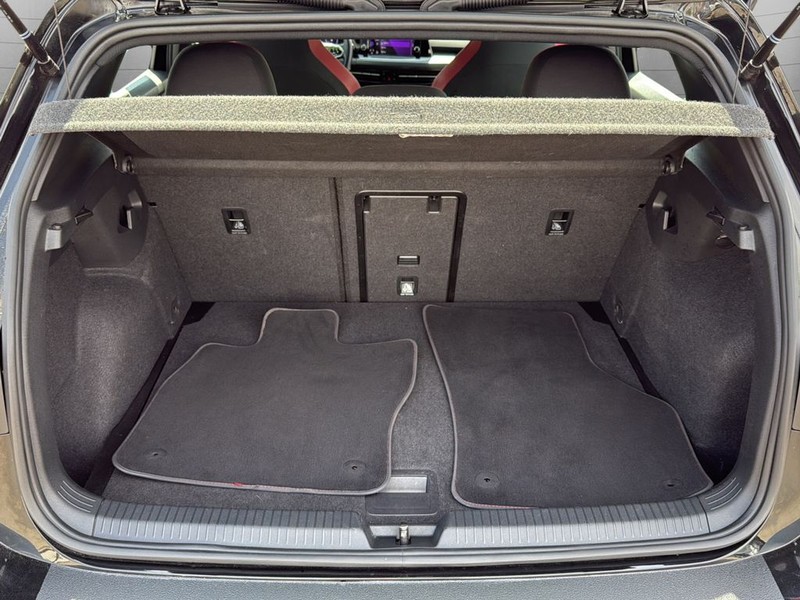 Volkswagen Golf GTI Vehicle Full-screen Gallery Image 28