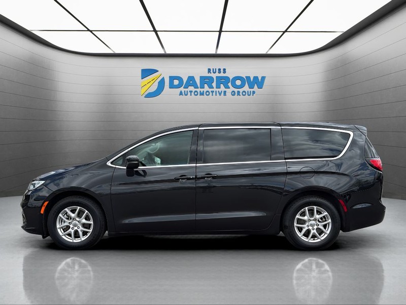 Chrysler Pacifica Vehicle Full-screen Gallery Image 2