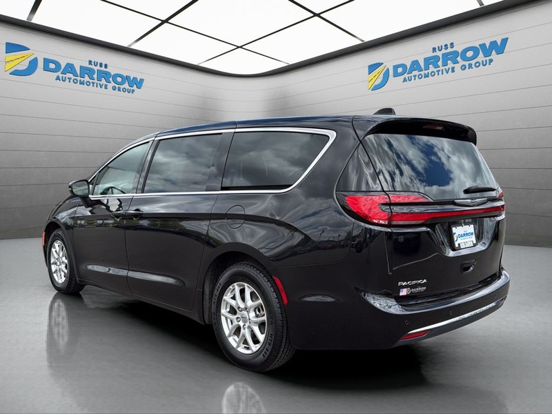 Chrysler Pacifica Vehicle Full-screen Gallery Image 3