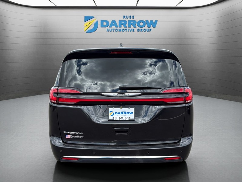 Chrysler Pacifica Vehicle Full-screen Gallery Image 4