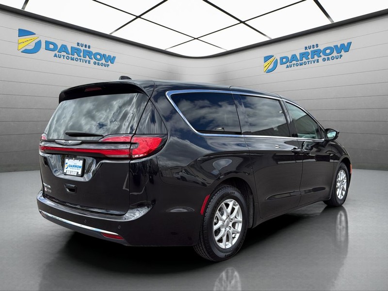 Chrysler Pacifica Vehicle Full-screen Gallery Image 5