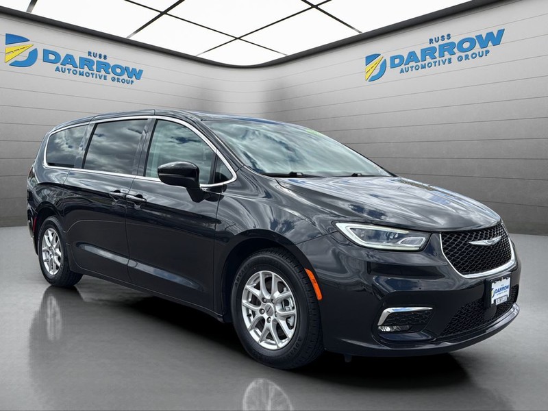 Chrysler Pacifica Vehicle Full-screen Gallery Image 7