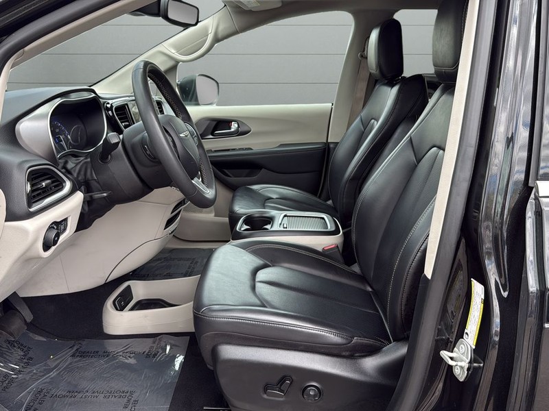 Chrysler Pacifica Vehicle Full-screen Gallery Image 10