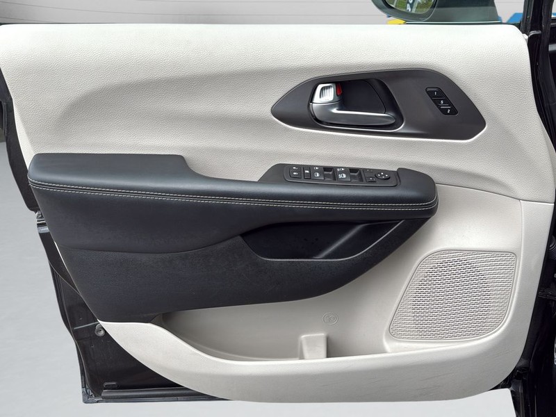 Chrysler Pacifica Vehicle Full-screen Gallery Image 11