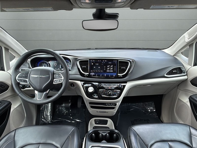Chrysler Pacifica Vehicle Full-screen Gallery Image 12
