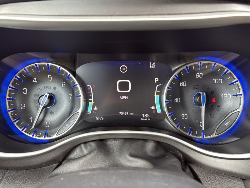 Chrysler Pacifica Vehicle Full-screen Gallery Image 13