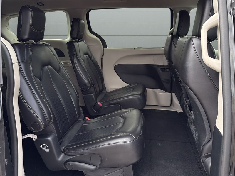 Chrysler Pacifica Vehicle Full-screen Gallery Image 14