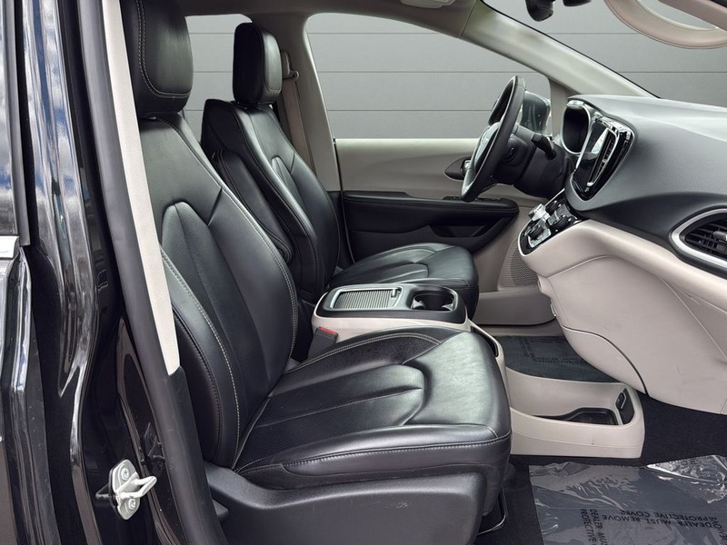 Chrysler Pacifica Vehicle Full-screen Gallery Image 15