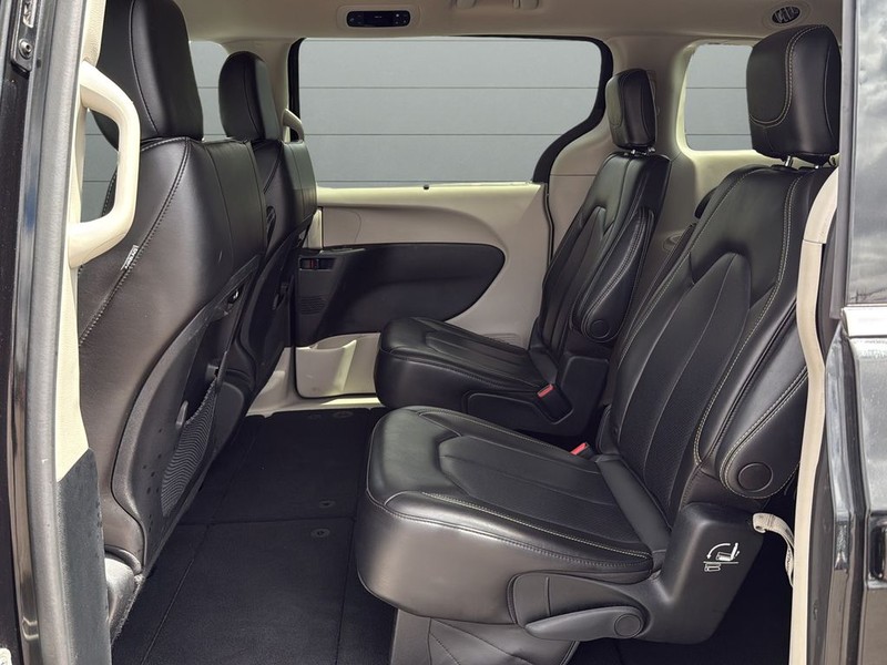 Chrysler Pacifica Vehicle Full-screen Gallery Image 16