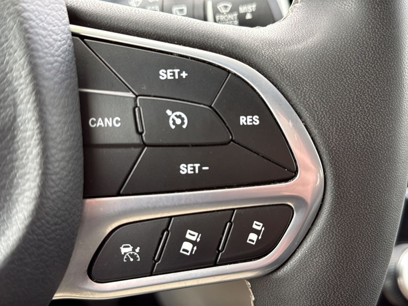 Chrysler Pacifica Vehicle Full-screen Gallery Image 17