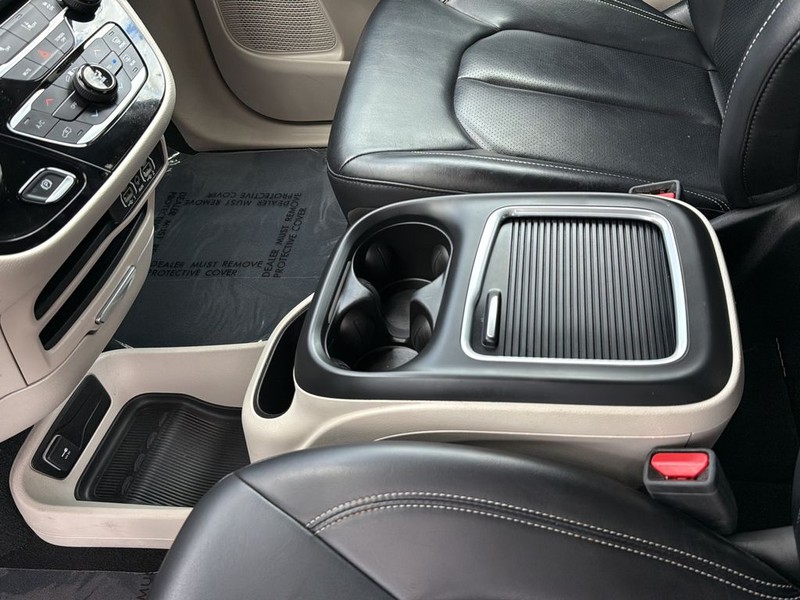 Chrysler Pacifica Vehicle Full-screen Gallery Image 18
