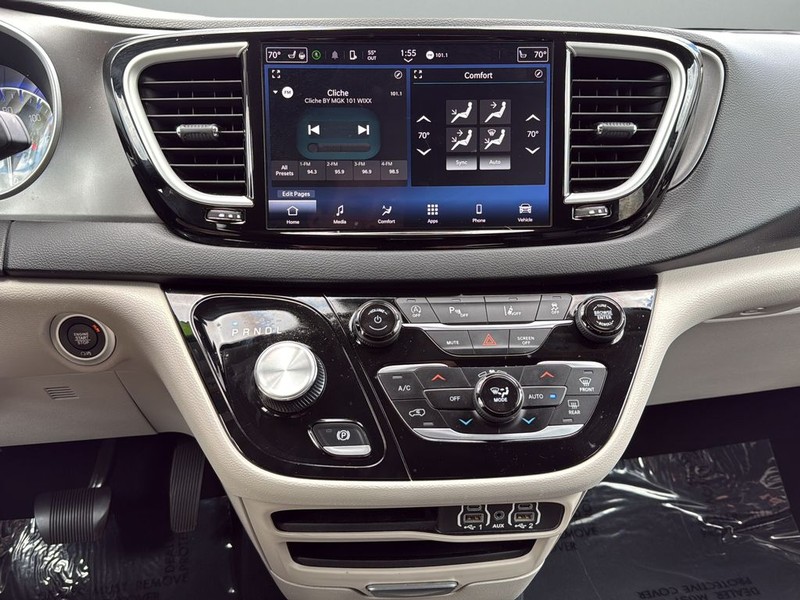 Chrysler Pacifica Vehicle Full-screen Gallery Image 20