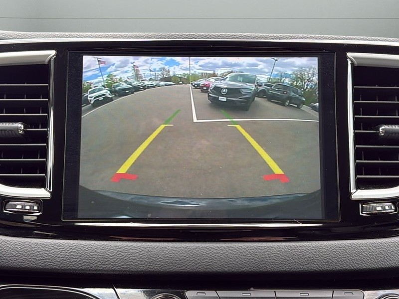 Chrysler Pacifica Vehicle Full-screen Gallery Image 22