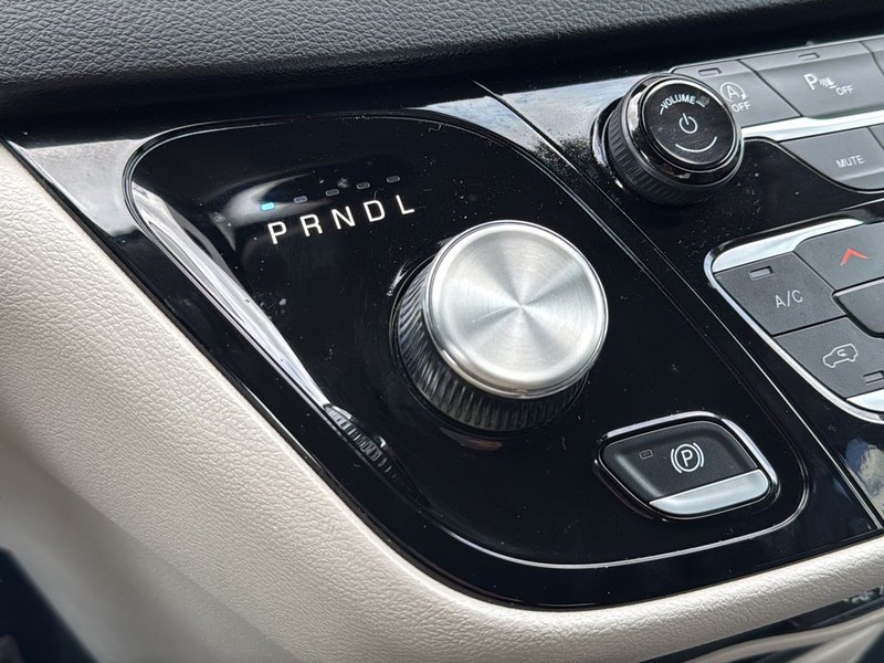 Chrysler Pacifica Vehicle Full-screen Gallery Image 23
