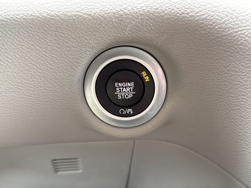 Chrysler Pacifica Vehicle Full-screen Gallery Image 24