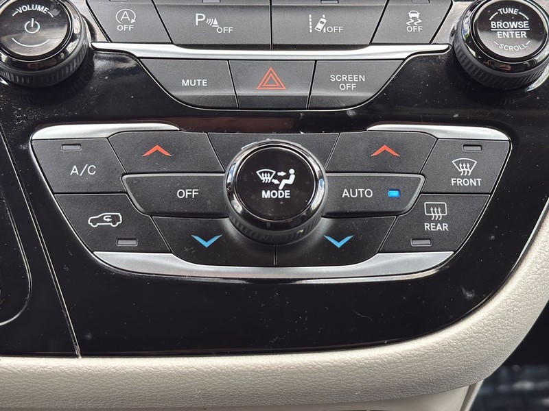 Chrysler Pacifica Vehicle Full-screen Gallery Image 25