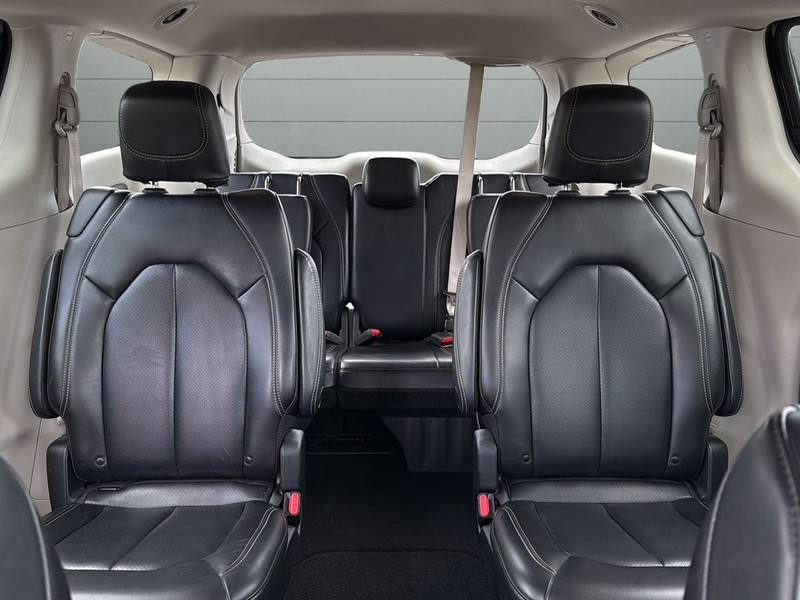 Chrysler Pacifica Vehicle Full-screen Gallery Image 26