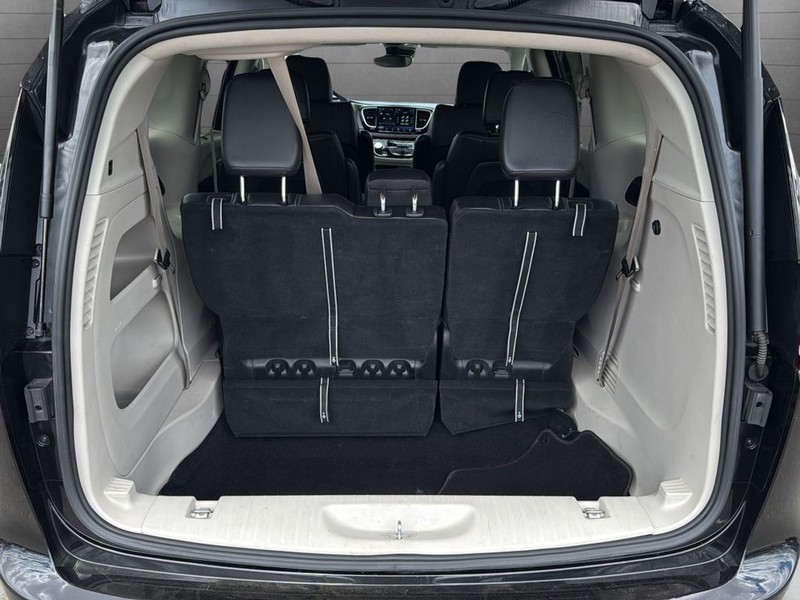 Chrysler Pacifica Vehicle Full-screen Gallery Image 28