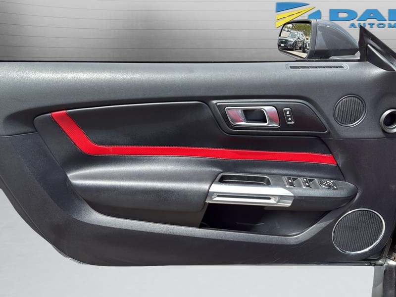 Ford Mustang Vehicle Full-screen Gallery Image 11