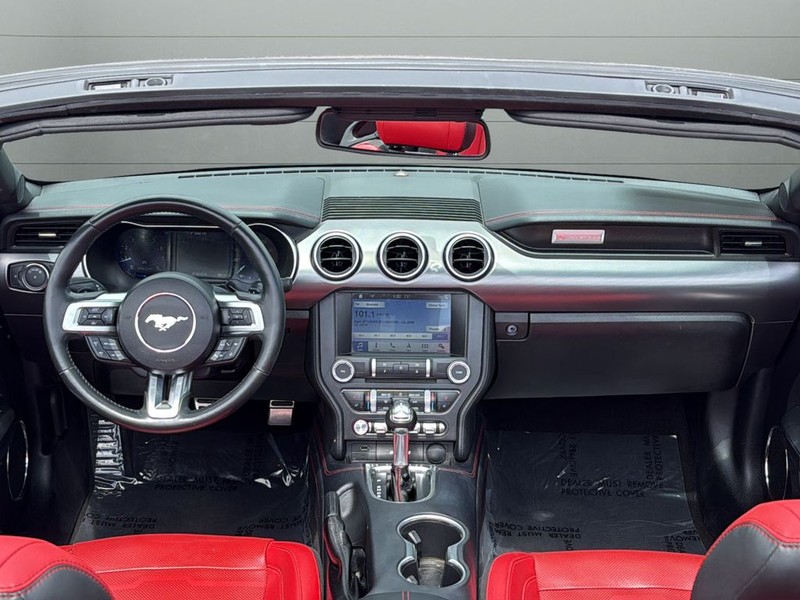 Ford Mustang Vehicle Full-screen Gallery Image 12