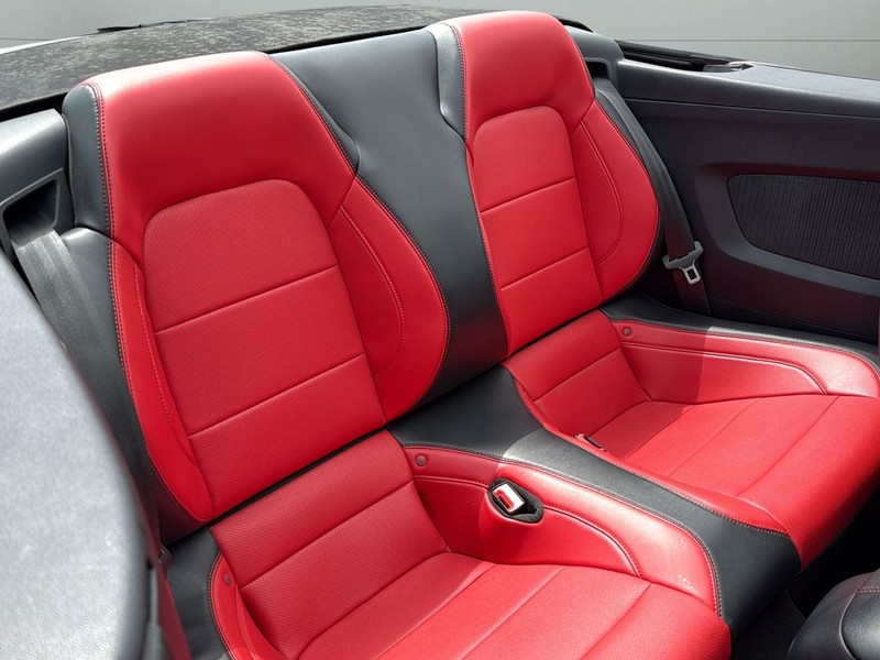 Ford Mustang Vehicle Full-screen Gallery Image 14