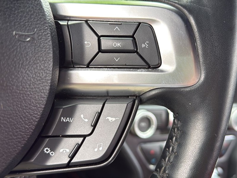 Ford Mustang Vehicle Full-screen Gallery Image 17