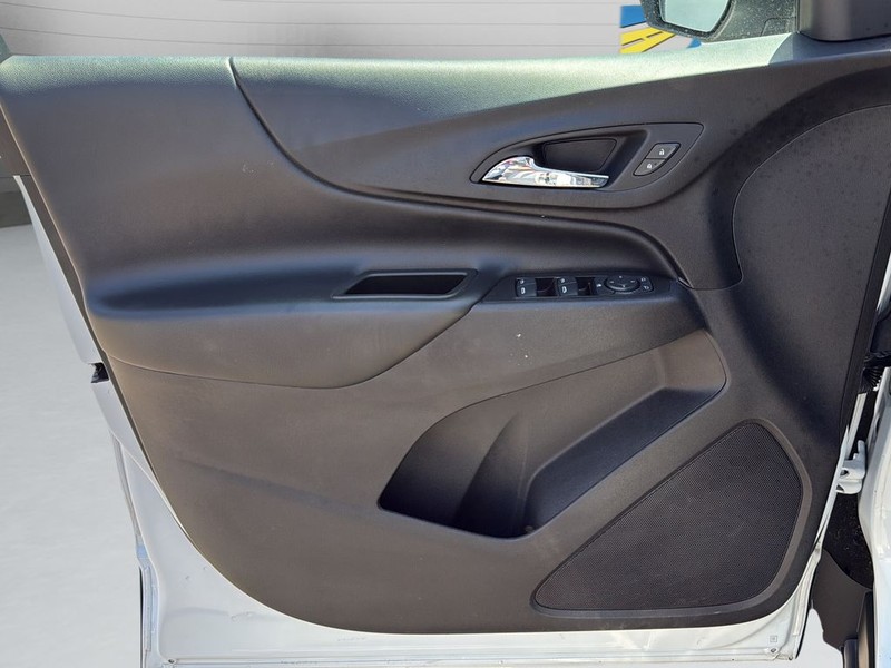 Chevrolet Equinox Vehicle Full-screen Gallery Image 11