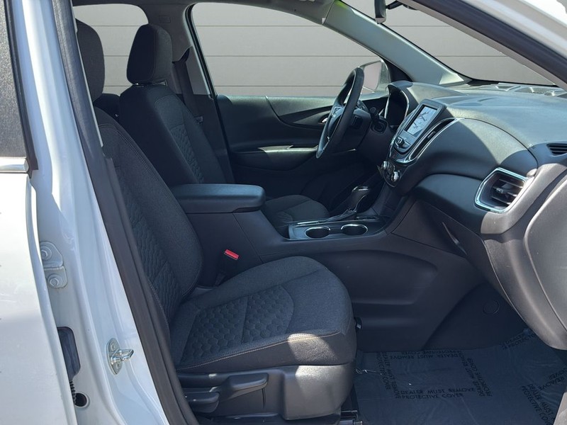 Chevrolet Equinox Vehicle Full-screen Gallery Image 15
