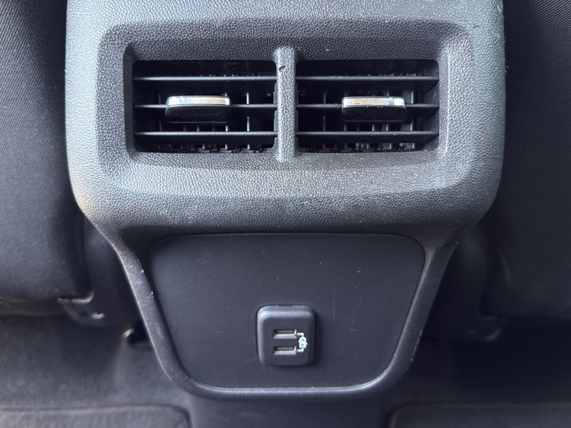 Chevrolet Equinox Vehicle Full-screen Gallery Image 17