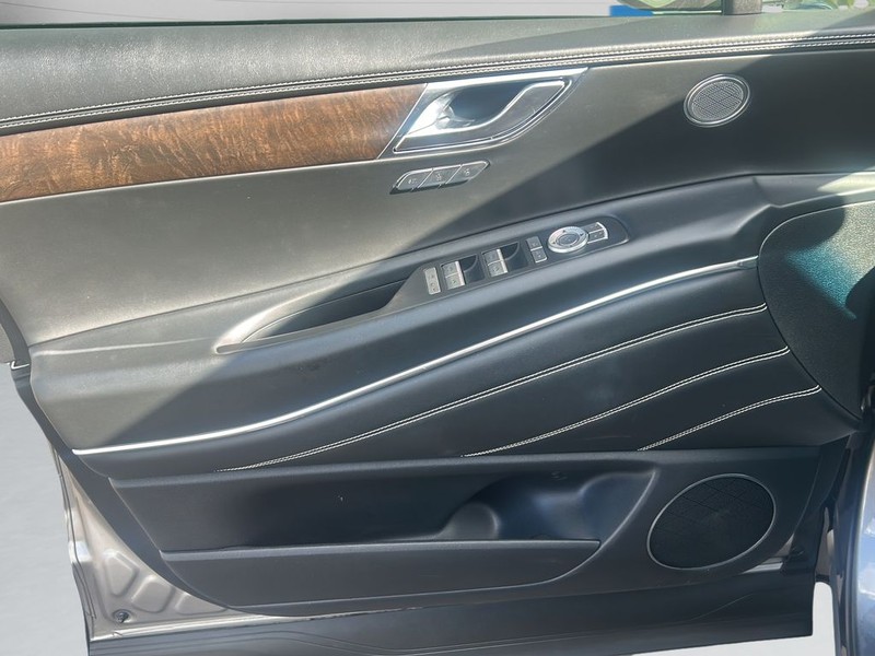 Genesis GV80 Vehicle Full-screen Gallery Image 9