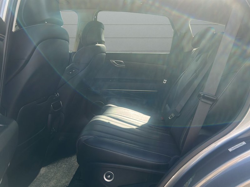 Genesis GV80 Vehicle Full-screen Gallery Image 11