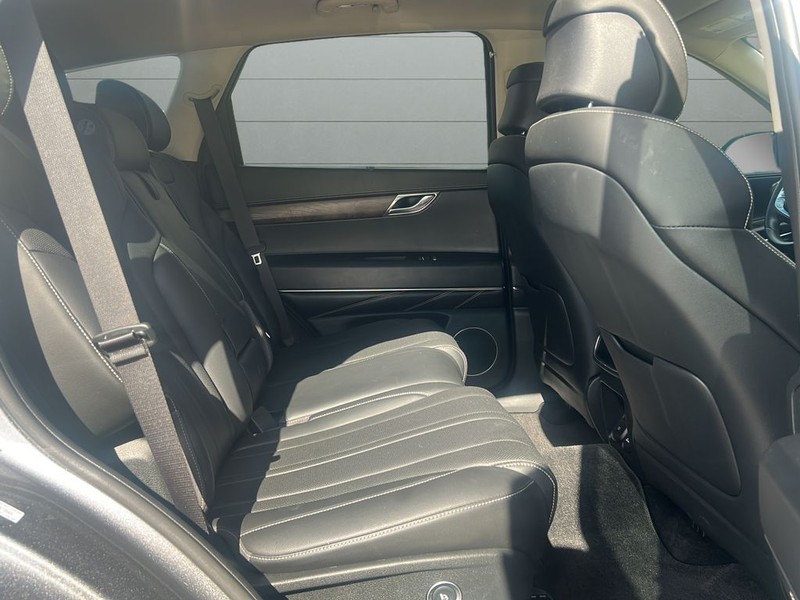 Genesis GV80 Vehicle Full-screen Gallery Image 13