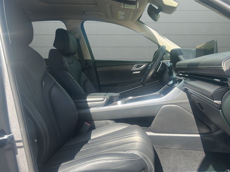 Genesis GV80 Vehicle Full-screen Gallery Image 14
