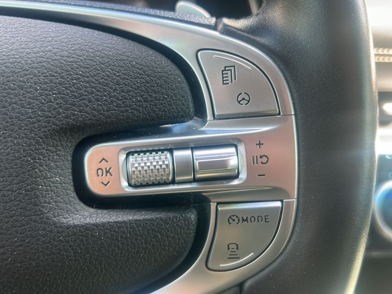 Genesis GV80 Vehicle Full-screen Gallery Image 17