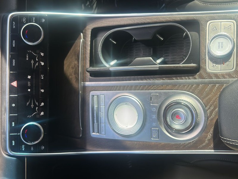 Genesis GV80 Vehicle Full-screen Gallery Image 19