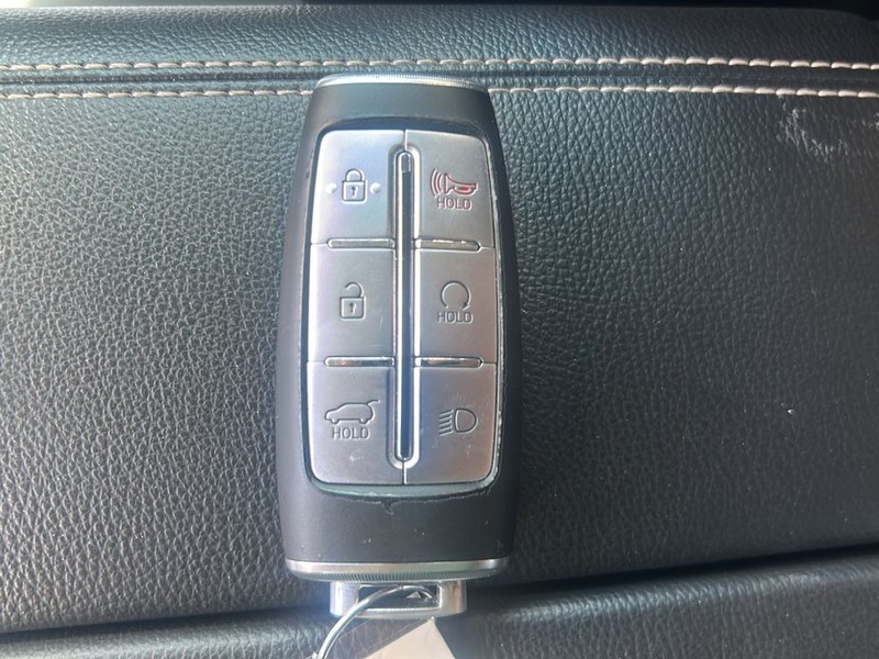 Genesis GV80 Vehicle Full-screen Gallery Image 20