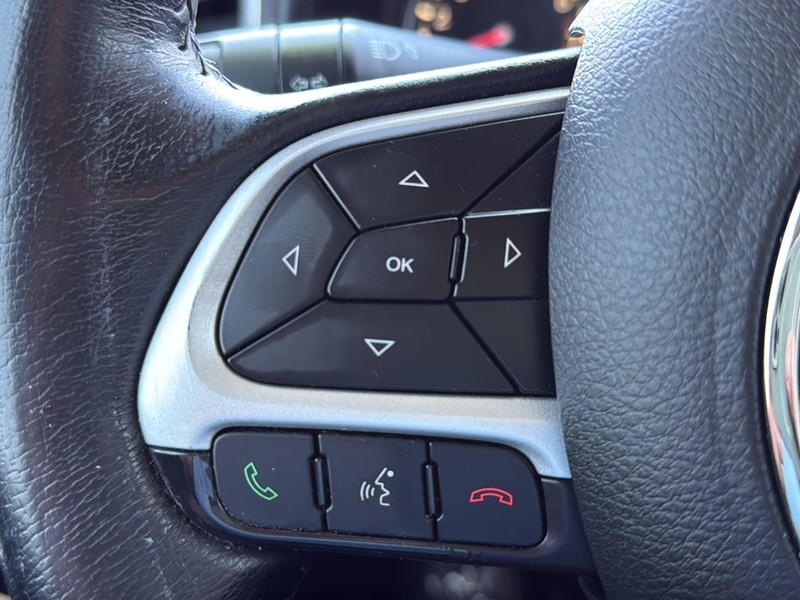 Jeep Renegade Vehicle Full-screen Gallery Image 9