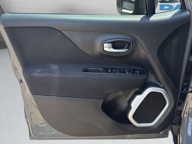 Jeep Renegade Vehicle Full-screen Gallery Image 11