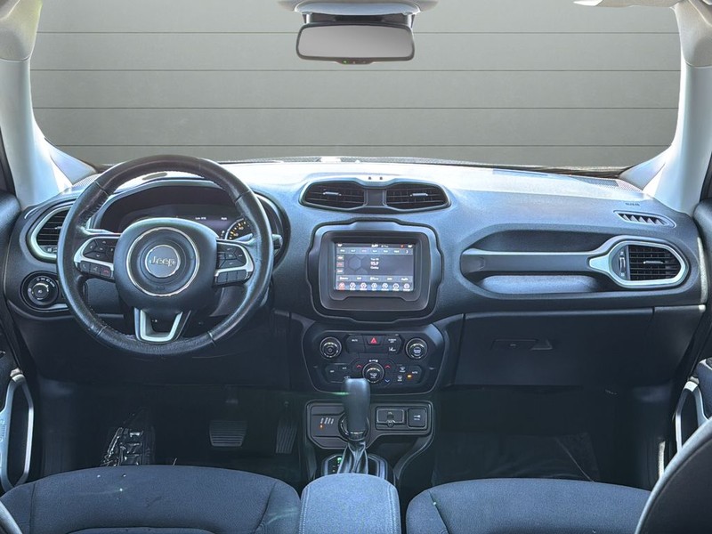 Jeep Renegade Vehicle Full-screen Gallery Image 12