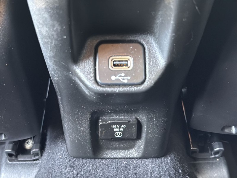 Jeep Renegade Vehicle Full-screen Gallery Image 17