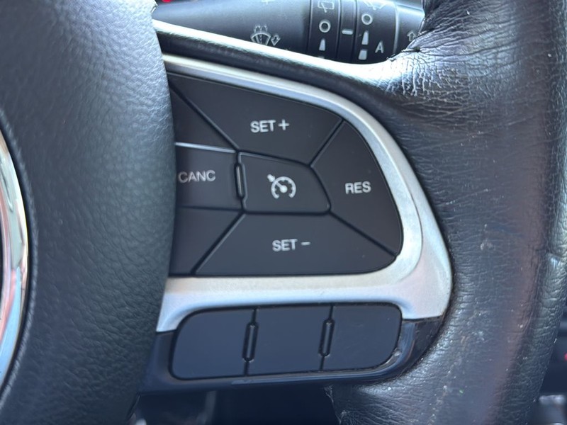Jeep Renegade Vehicle Full-screen Gallery Image 18