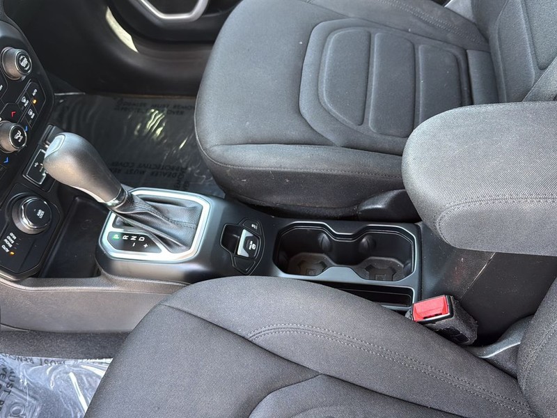 Jeep Renegade Vehicle Full-screen Gallery Image 19