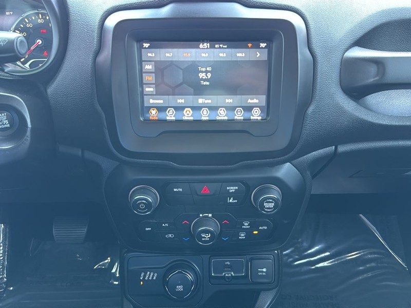 Jeep Renegade Vehicle Full-screen Gallery Image 21
