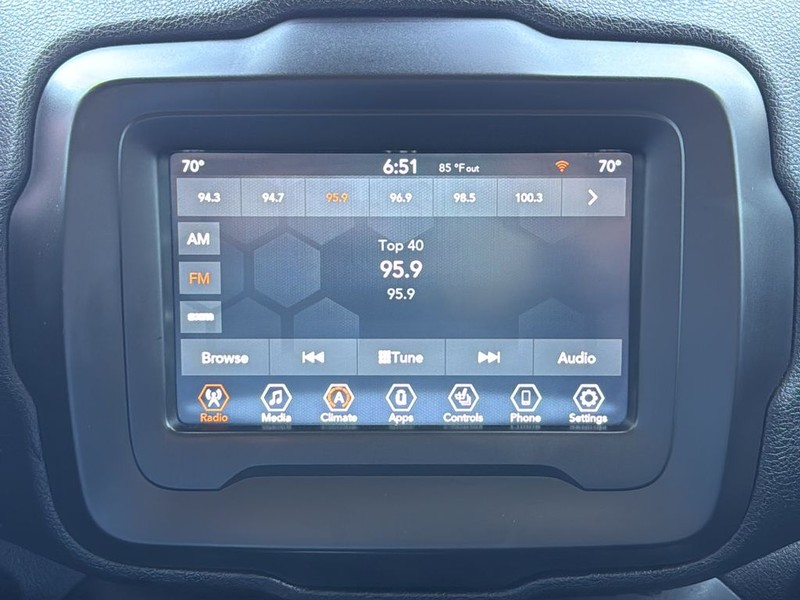Jeep Renegade Vehicle Full-screen Gallery Image 22
