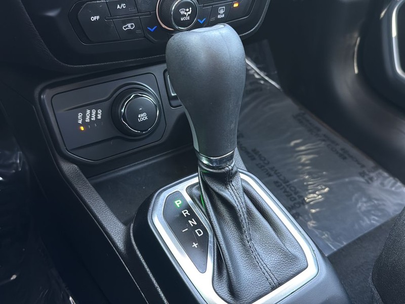 Jeep Renegade Vehicle Full-screen Gallery Image 24