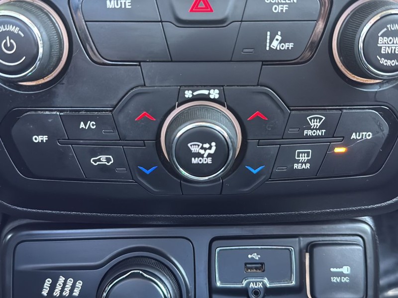 Jeep Renegade Vehicle Full-screen Gallery Image 26