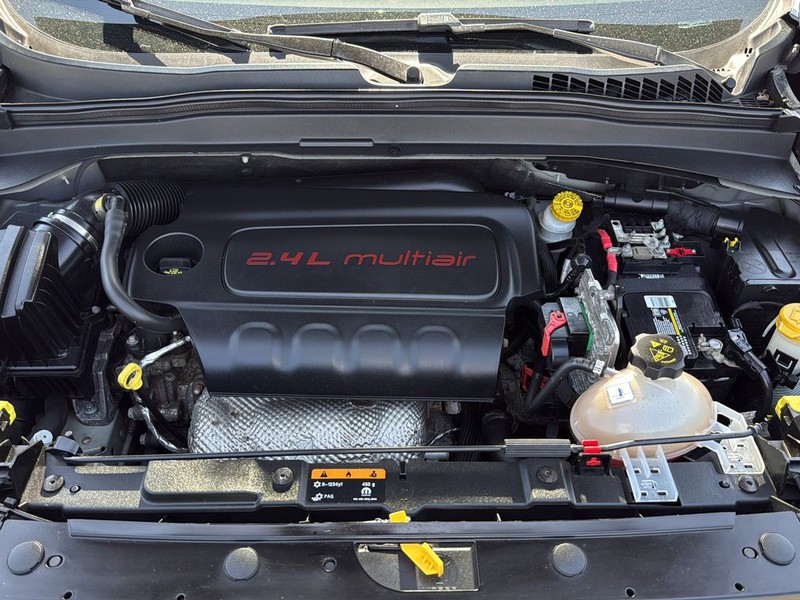 Jeep Renegade Vehicle Full-screen Gallery Image 28
