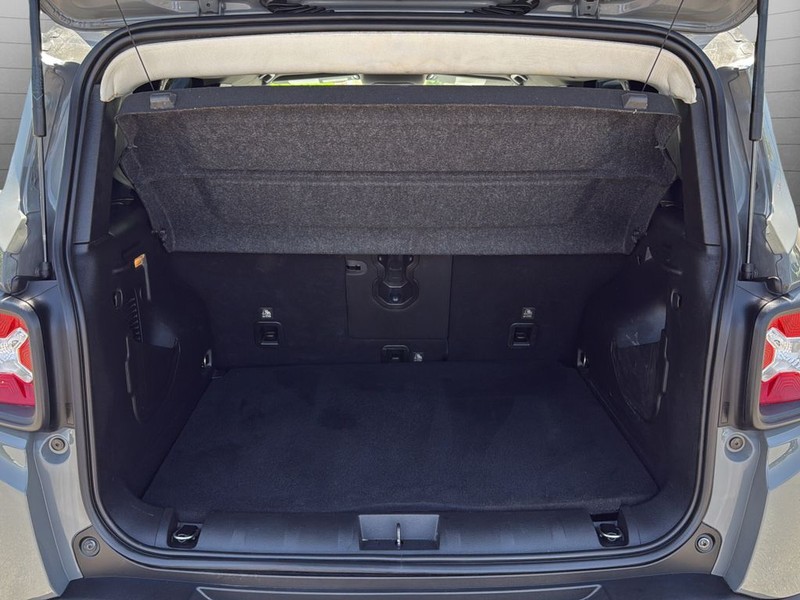 Jeep Renegade Vehicle Full-screen Gallery Image 29