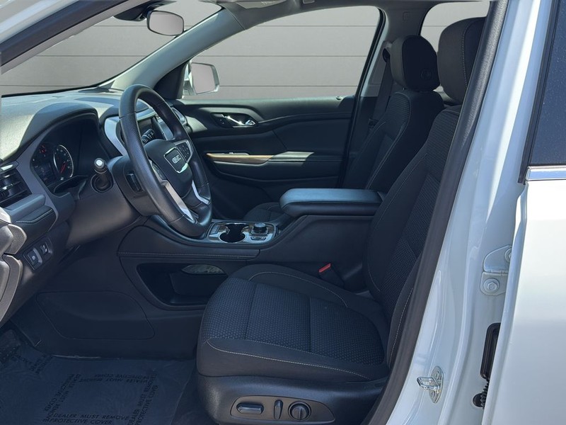 GMC Acadia Vehicle Full-screen Gallery Image 10