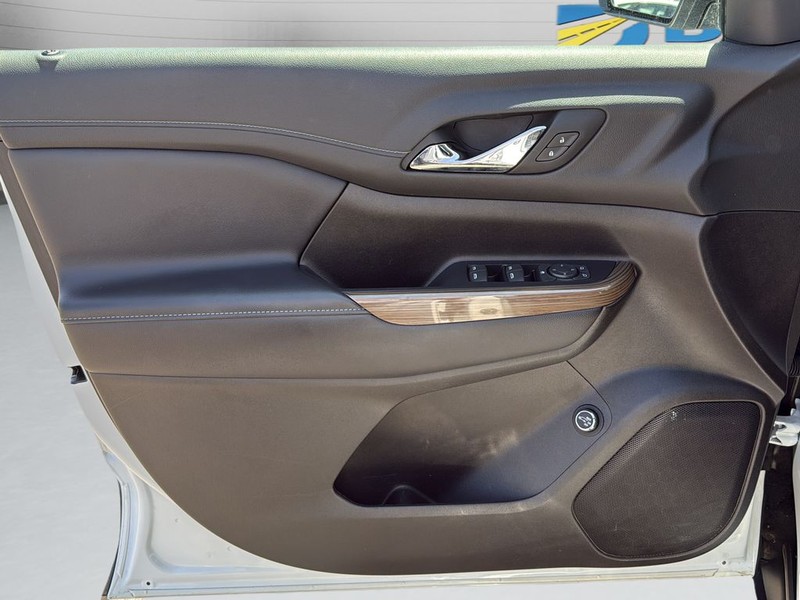GMC Acadia Vehicle Full-screen Gallery Image 11